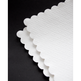 Serwetki papierowe gastronomiczne białe, ząbkowane 17cm 400 sztuk